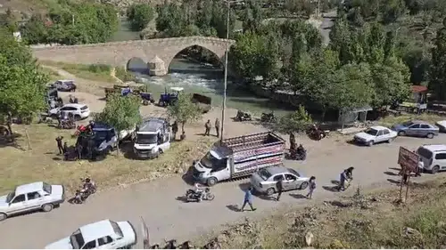 Çermik’te kurbanlıklar tarihi köprünün dibinde satışa çıktı