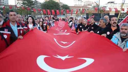 Elazığ sokakları 100 metrelik bayrakla kırmızı beyaza boyandı
