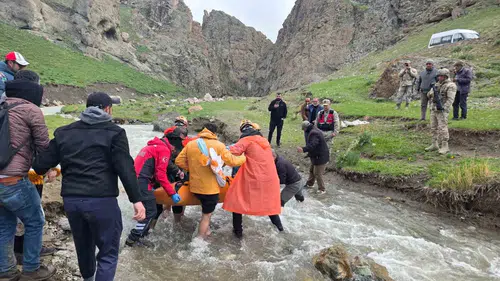 Van'da yürüyüş yaparken kayalıklarda mahsur kalan kişi kurtarıldı