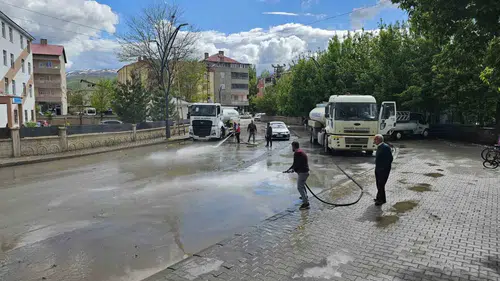 Hasköy sokakları bayram öncesi tazyikli suyla temizleniyor