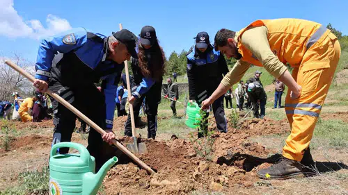 Elazığlılar ormanı yangın riskinden korumak için kolları sıvadı