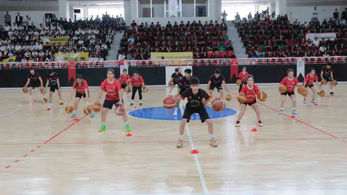 Cizre gençliği 19 Mayıs coşkusunu spor salonuna taşıdı