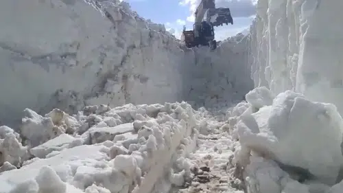 Beytüşşebap'ta 7 metrelik kar yığınları ile zorlu mücadele