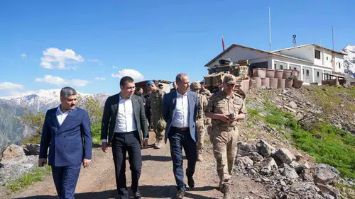 Hakkari Valisi sınır hattındaki güvenlik noktalarını bayramda ziyaret etti