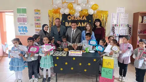 Diyadinli minikler okuma sevincini sahnede paylaştı