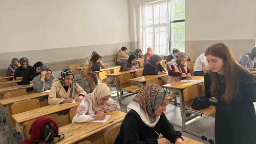 Diyarbakırlı veliler çocuklarının sınav heyecanını sınıfta yaşadı