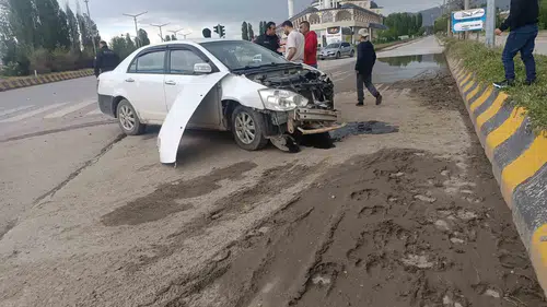 Muş Hasköy yolunda kamyon ile otomobil çarpıştı