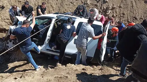 Muş Yazla köyünde otomobil çaya uçtu