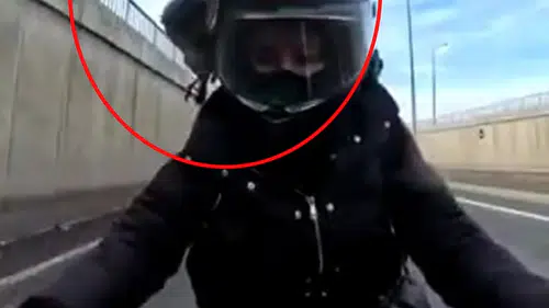 Mardin yolunda şaşırtan kaza Motosikletli sürücünün kaskına kuş çarptı