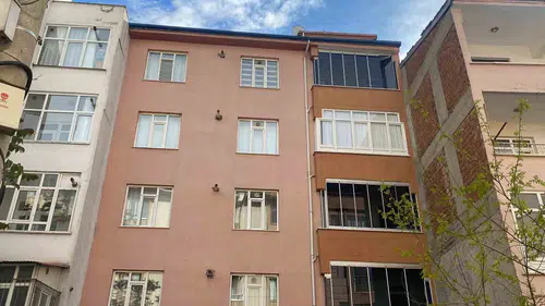 Elazığ’da apartmanın beşinci katından düşen genç kız hastaneye kaldırıldı