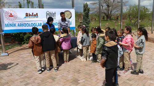 Ahlat'ta tarih meraklıları geçmişin izini sürdü