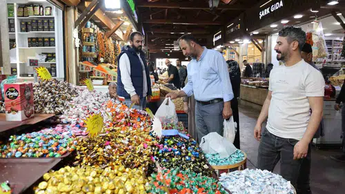 Elazığlılar Kurban Bayramı öncesi 95 yıllık çarşıya akın etti
