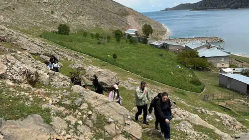 Bitlisli gençler Van zirvesinde doğa tutkusuyla buluştu