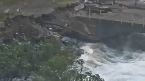 Karakaya Barajı'ndaki tahliye köprüyü ulaşıma kapattı