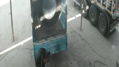 Siirt’te kamyon lastiği tamir sırasında bomba gibi patladı