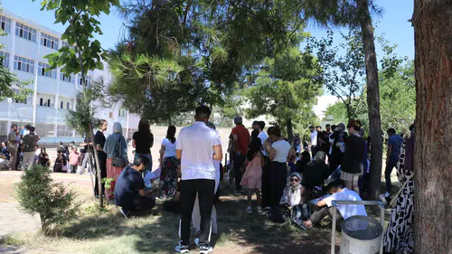 Diyarbakırlı gençler sınav salonunda aileler dışarıda ter döktü