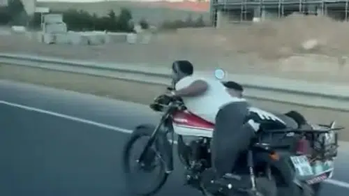 Elazığ trafiğinde motosiklet üzerinde akrobatik tehlike