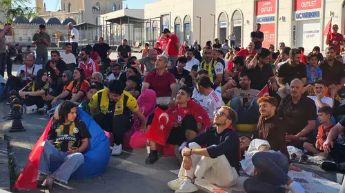 Şanlıurfalılar milli maç heyecanını sokakta paylaştı