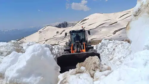 Hakkari’de takvimler haziranı gösterirken karla mücadele mesaisi