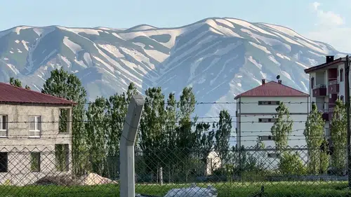 Yüksekova dağlarında mevsim geçişi zebra desenli manzaralar oluşturdu