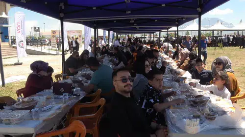 Van Gölü kıyısında dev sofra Dünya Kahvaltı Günü kutlandı