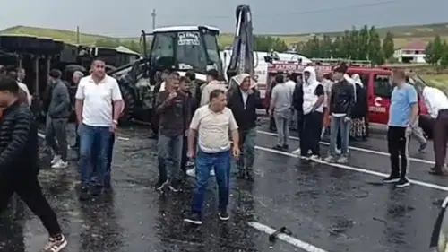 Ağrı'da feci kaza Tır otomobil ve motosikletin üzerine devrildi