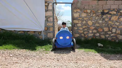 Diyarbakırlı baba engelli oğlu için atıklardan paletli araç üretti