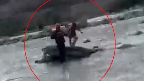 Siirtte yükselen sular arasında mahsur kalan çocuğu AFAD ekipleri kurtardı