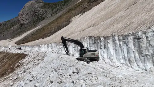 Batman Mereto Dağı'nda devasa kar kütleleri iş makineleriyle temizleniyor