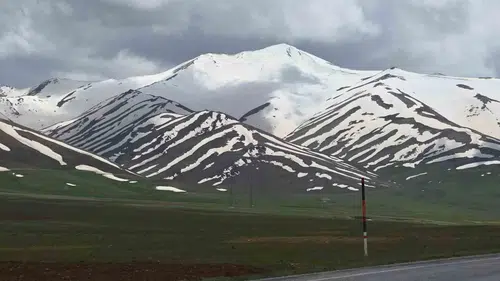 Van dağlarında karlar eriyince ortaya zebra deseni çıktı