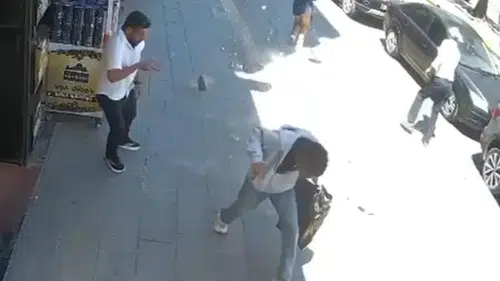 Van Cumhuriyet Caddesi'nde binadan düşen beton parçaları paniğe yol açtı