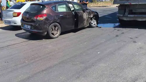 Bağlar yolunda iki araç çarpıştı 3 kişi yaralandı