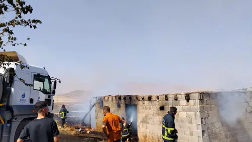 Mardin Kızıltepe'de anız yangını evlere kadar ulaştı