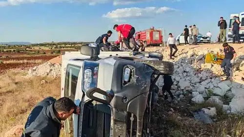 Kızılay aracı Mardin yolunda şarampole devrildi