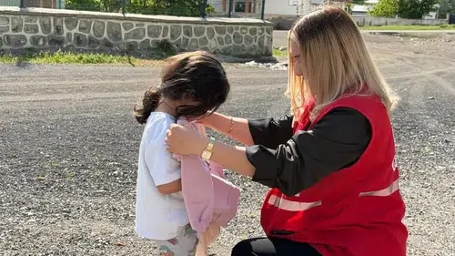 Doğubayazıt’ta miniklerin kışlık giysi ihtiyacı Kızılay ile giderildi