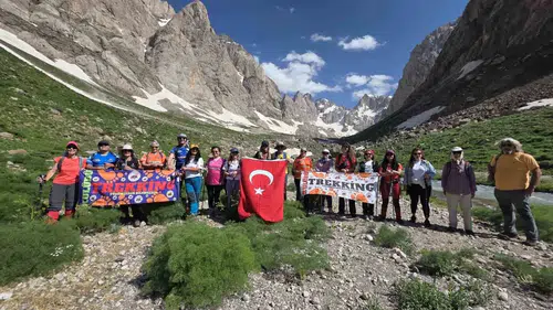 İzmirli dağcılar Hakkari'nin zirvelerinde kamp kurdu