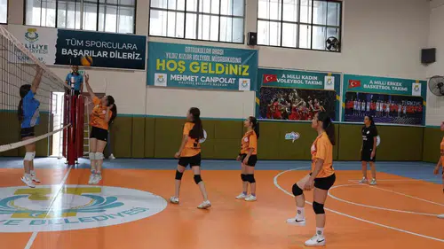 Şanlıurfalı öğrenciler voleybol turnuvasında kıran kırana yarıştı