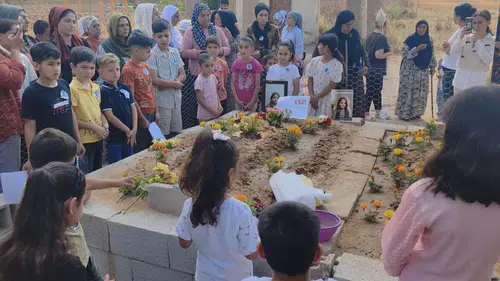Melike'nin karnesi artık boş sırasını ve mezarını süslüyor