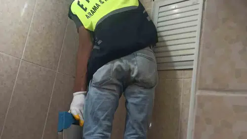 Siirt Eruh’ta lavabo borusuna sıkışan kedi kurtarıldı