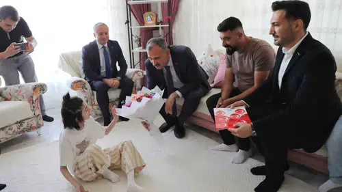 Ağrı'da karne günü özel bir ziyaretle kutlandı