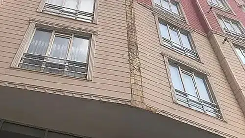 Siirt’te apartmandan kopan parçalar otomobili hurdaya çevirdi