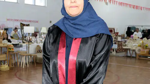 Van'da 56 yaşındaki Aysel Özbek kep atarak lise mezunu oldu