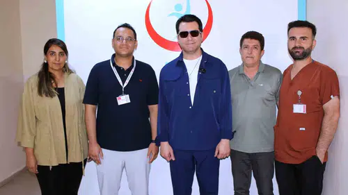 Sanatçı Murat Kurşun minik hastaları hastanede ziyaret etti