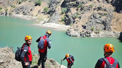 Bitlis'te dereye giren kardeşlerden biri hayatını kaybetti diğeri aranıyor