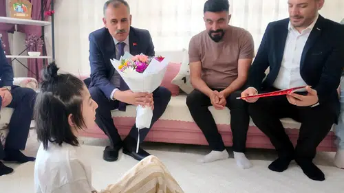 Ağrı'da karne heyecanı evde eğitim gören Elif’in evine taşındı