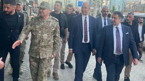 Orgeneral Metin Tokel Yüksekova sokaklarında vatandaşla buluştu
