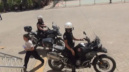 Cizre'de YKS sınavına yetişmeye çalışan öğrencileri polis motosikletleri kurtardı