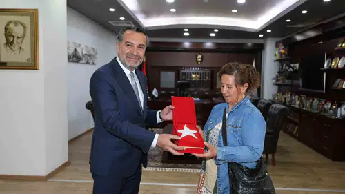 Otobüste bayrağı temizleyen Perihan Hanım’a belediyeden özel teşekkür