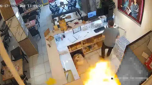 Yüksekova'da kafede tüp patlaması kameraya yansıdı