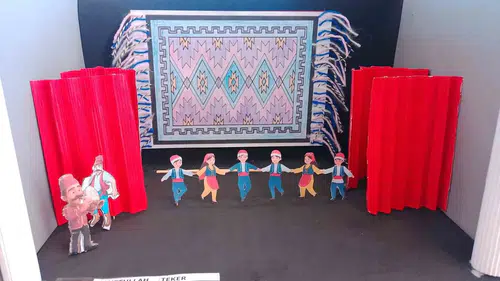 Van'da tiyatro sahnesi maketlerle canlandı